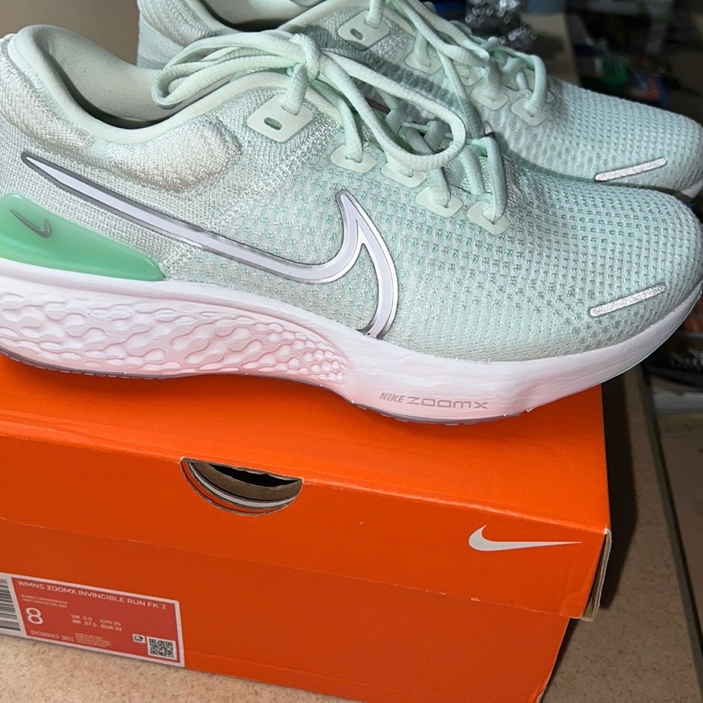 Nike size 8 WOMENS!! Flyknit invincible 2 NIB. Never worn very light comfortable